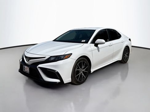Used 2022 Toyota Camry SE FWD image 3