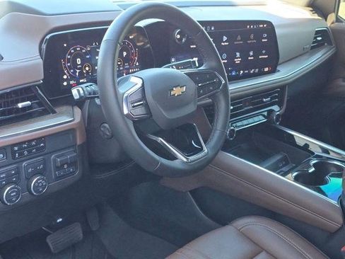 Certified 2025 Chevrolet Suburban High Country AWD/4WD image 12