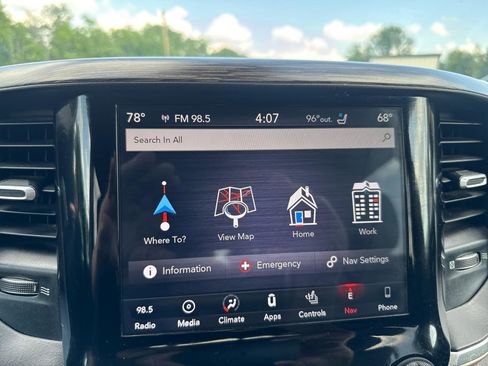 Used 2019 RAM 1500 Laramie AWD/4WD image 17