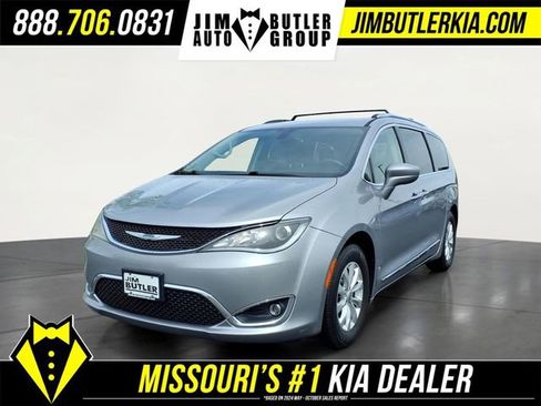 Used 2018 Chrysler Pacifica Touring-L FWD image 1