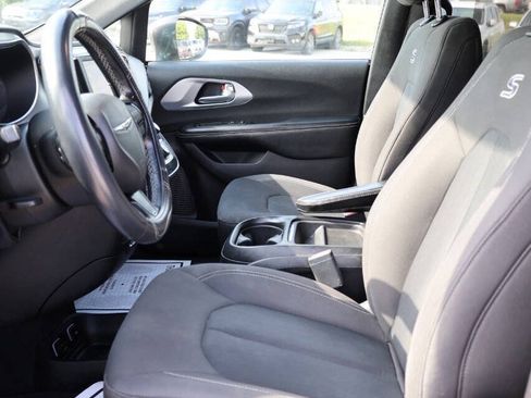Used 2019 Chrysler Pacifica Touring Plus w/ S Appearance Package FWD image 13