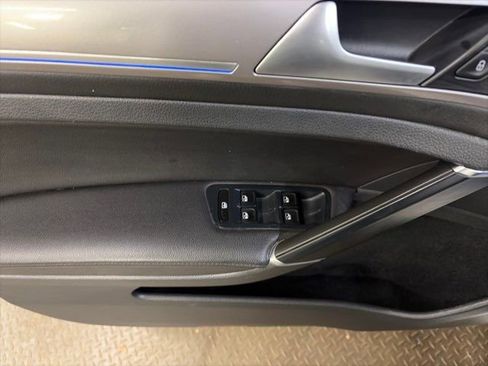 Used 2016 Volkswagen e-Golf SEL Premium image 15