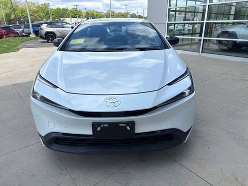 Used 2025 Toyota Prius LE FWD image 2
