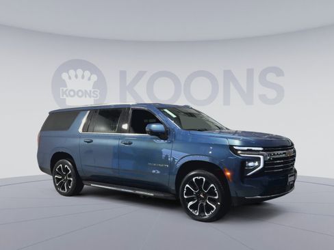 New 2026 Chevrolet Suburban LT w/ Comfort Package AWD/4WD image 2