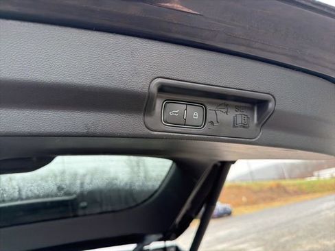 Used 2022 Ford Explorer XLT w/ Equipment Group 202A image 14