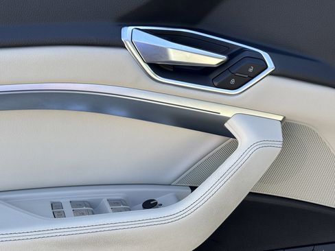 Used 2021 Audi e-tron Premium Plus image 14