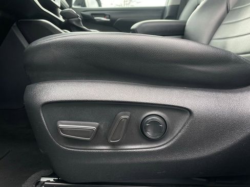 Used 2023 Toyota Highlander XLE image 25