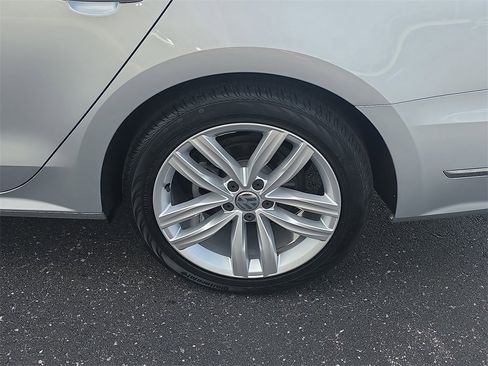 Used 2019 Volkswagen Passat 2.0T Wolfsburg w/ Wheels & Sunroof Package image 7