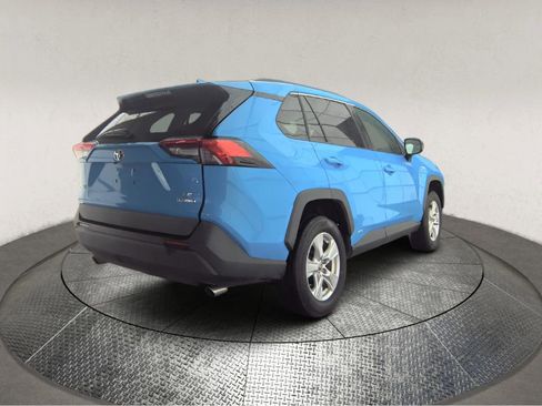 Used 2021 Toyota RAV4 LE AWD/4WD image 2