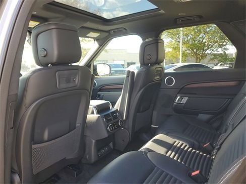 Used 2024 Land Rover Discovery Dynamic SE image 13