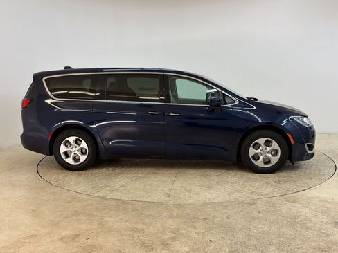Used 2018 Chrysler Pacifica Touring Plus FWD image 8