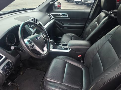 Used 2014 Ford Explorer XLT w/ Equipment Group 202A AWD/4WD image 9