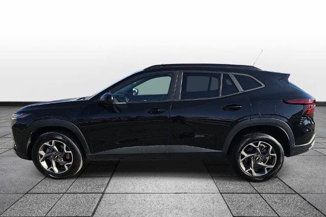 Used 2025 Chevrolet Trax LT w/ LT Convenience Package FWD image 8