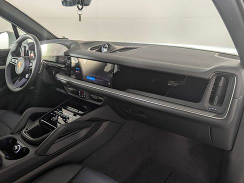 New 2026 Porsche Cayenne image 19