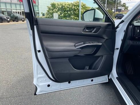 New 2025 Nissan Pathfinder SV image 11