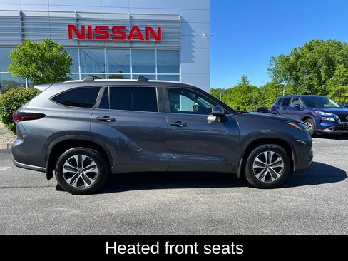 Used 2024 Toyota Highlander XLE AWD/4WD image 16