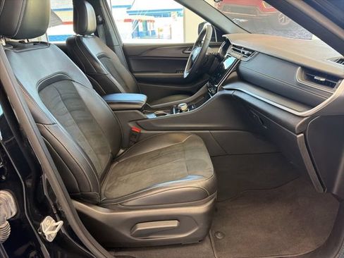 Used 2025 Jeep Grand Cherokee Altitude AWD/4WD image 9