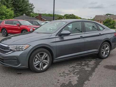 Used 2024 Volkswagen Jetta SE FWD image 4