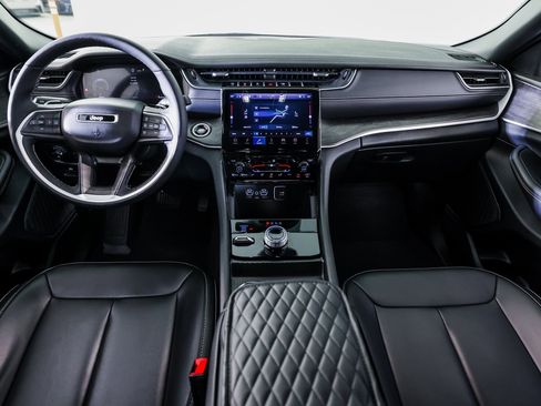 Used 2024 Jeep Grand Cherokee Limited w/ Black Appearance Package image 25