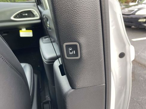 New 2026 Chrysler Pacifica Select FWD image 28