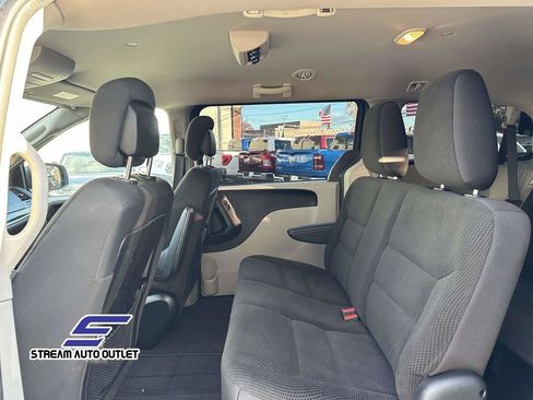 Used 2019 Dodge Grand Caravan SE w/ UConnect Hands-Free Group image 12