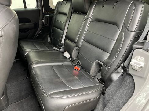 Used 2022 Jeep Wrangler Unlimited Sahara AWD/4WD image 19