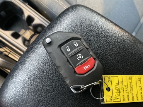 Used 2024 Jeep Wrangler Unlimited AWD/4WD image 39