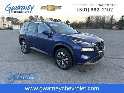 Used 2023 Nissan Rogue SV image 3
