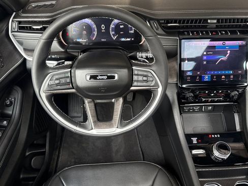 Used 2025 Jeep Grand Cherokee L Limited w/ Luxury Tech Group II AWD/4WD image 15