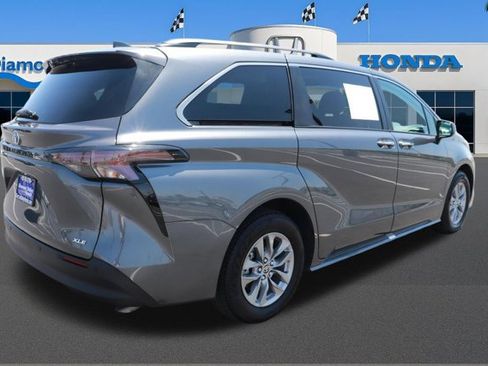 Used 2025 Toyota Sienna XLE FWD image 8