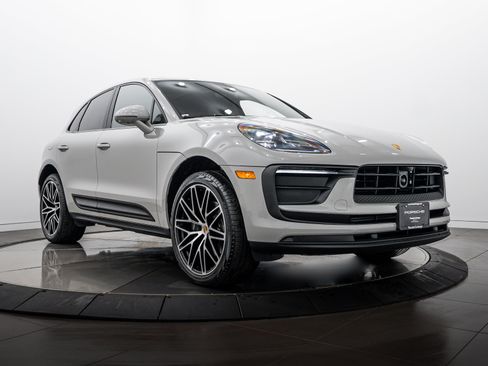 Certified 2026 Porsche Macan AWD/4WD image 9