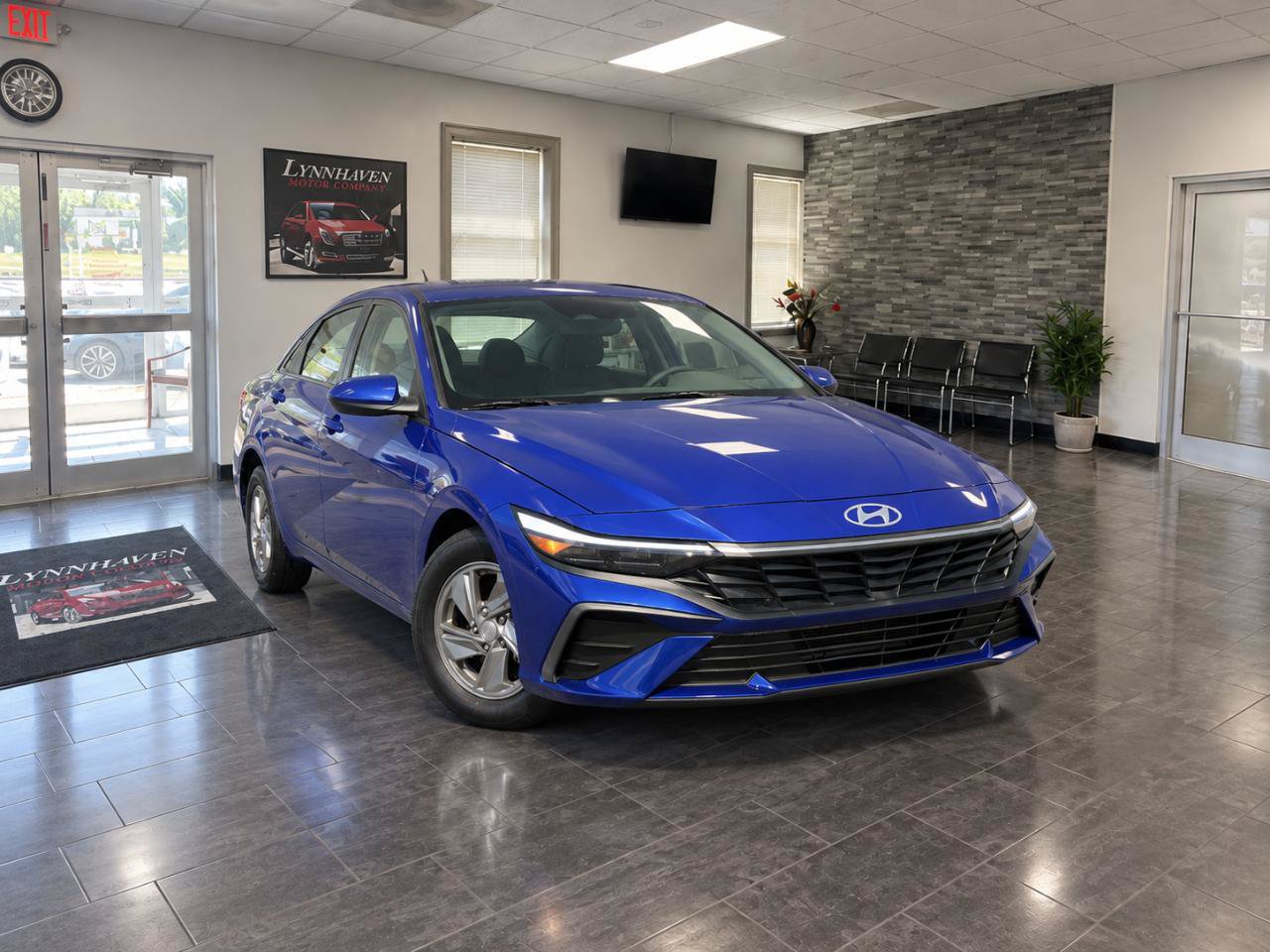 Used 2024 Hyundai Elantra SE FWD image 2