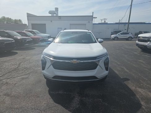 New 2026 Chevrolet Trax LT w/ LT Convenience Package FWD image 2