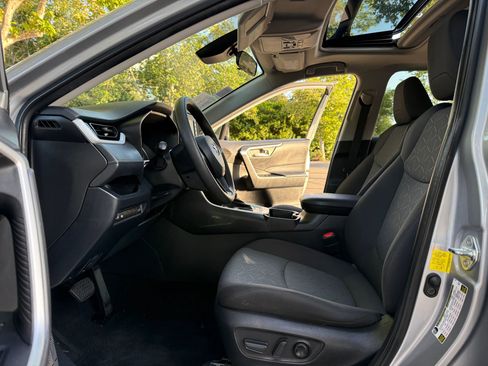 Used 2021 Toyota RAV4 XLE w/ Convenience Package FWD image 10