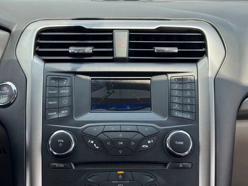 Used 2017 Ford Fusion SE FWD image 4