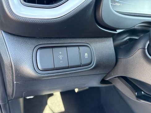 Used 2023 Hyundai Venue Limited FWD image 8