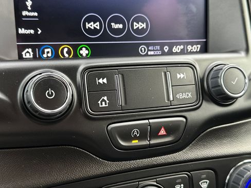 Used 2024 GMC Terrain SLT image 39