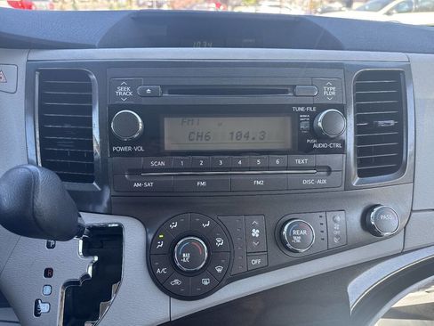 Used 2011 Toyota Sienna image 40