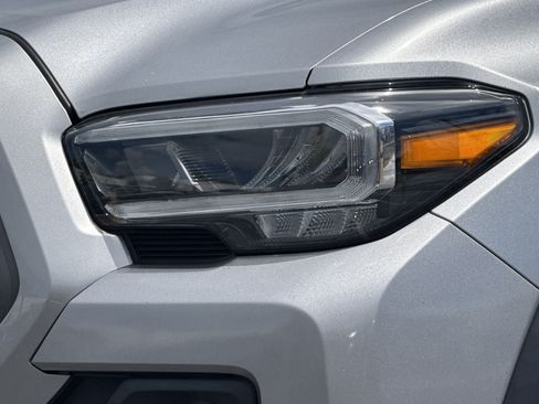 Used 2021 Toyota Tacoma TRD Off-Road w/ TRD Premium Off Road Package AWD/4WD image 5