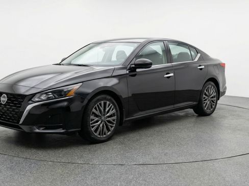 Used 2025 Nissan Altima 2.5 SV image 3