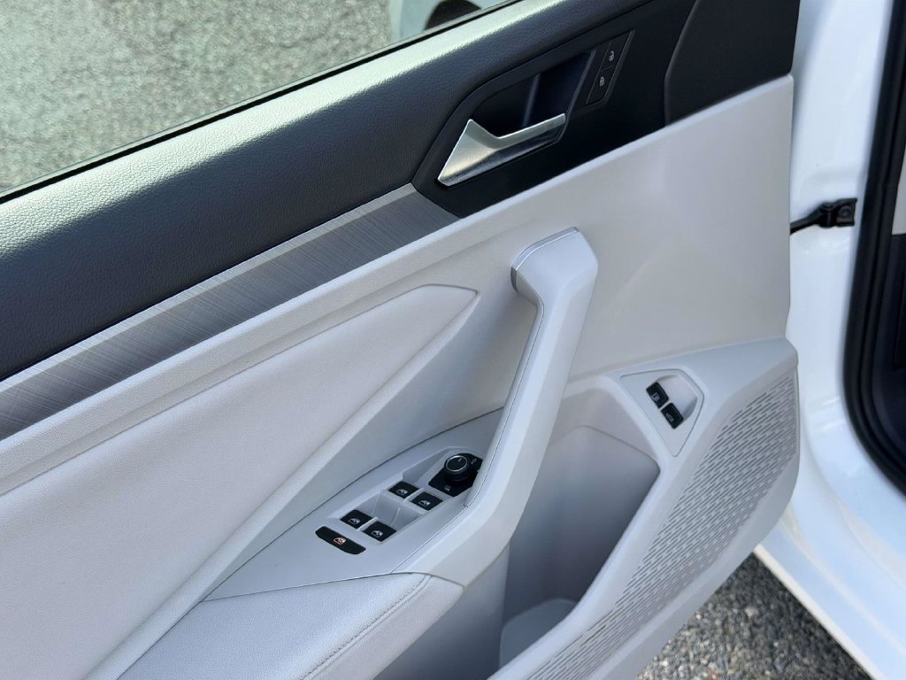 Used 2024 Volkswagen Jetta SE w/ Panoramic Sunroof Package FWD image 18