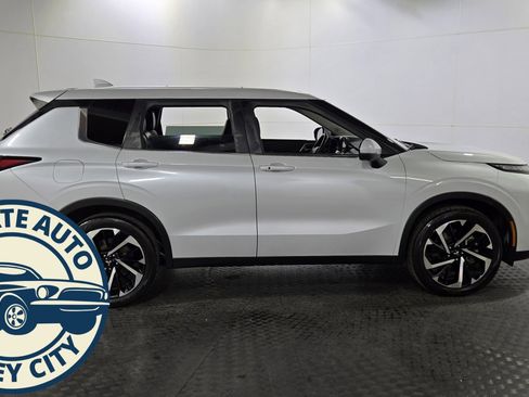 Used 2022 Mitsubishi Outlander SE image 8