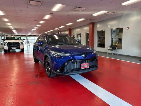 Used 2023 Toyota Corolla Cross AWD Hybrid w/ Convenience Package image 2