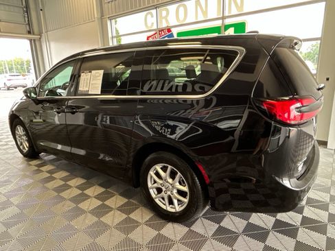 Used 2024 Chrysler Pacifica Touring-L FWD image 4