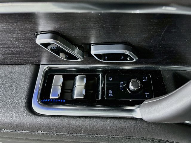 New 2027 Land Rover Range Rover Long Wheelbase SE AWD/4WD image 19