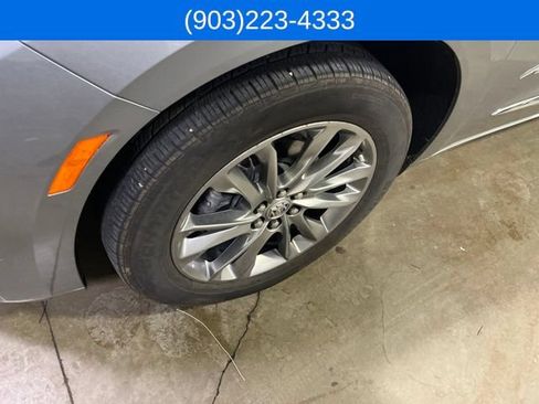 Used 2024 Buick Enclave Avenir FWD image 2