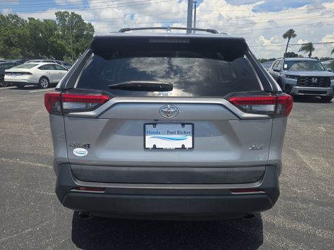 Used 2021 Toyota RAV4 XLE w/ Convenience Package FWD image 5