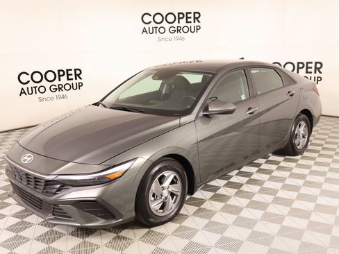 Used 2025 Hyundai Elantra SE FWD image 9