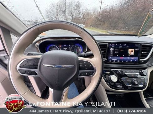 Used 2021 Chrysler Pacifica Limited image 14