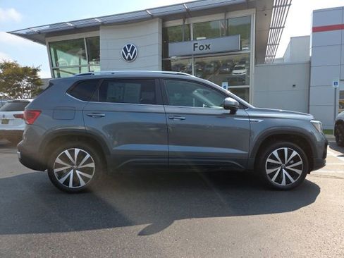 Used 2024 Volkswagen Taos SE image 8
